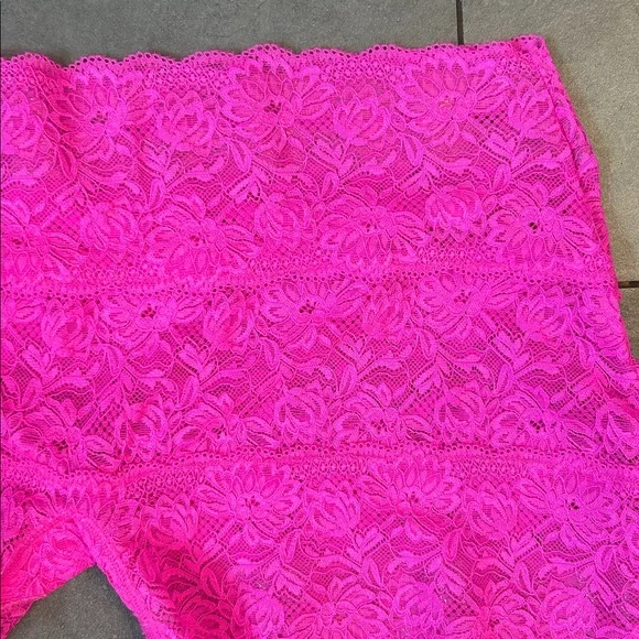 Poster Girl Ava Shorts in Harlot Pink - Picture 4 of 10